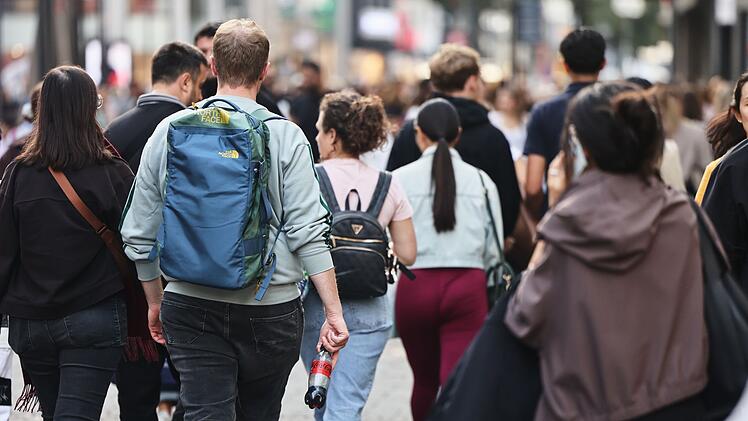 Menschen in der Fu&szlig;g&auml;ngerzone