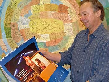 Michael Hemm, Leiter der Offenen Behindertenarbeit der Lebenshilfe Bamberg, mit dem neuen Jahreskalender. Foto: Ronny Ströhlein