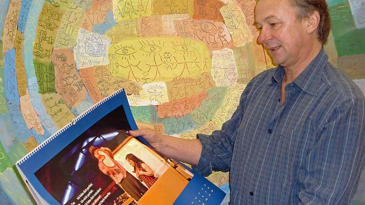 Michael Hemm, Leiter der Offenen Behindertenarbeit der Lebenshilfe Bamberg, mit dem neuen Jahreskalender. Foto: Ronny Ströhlein