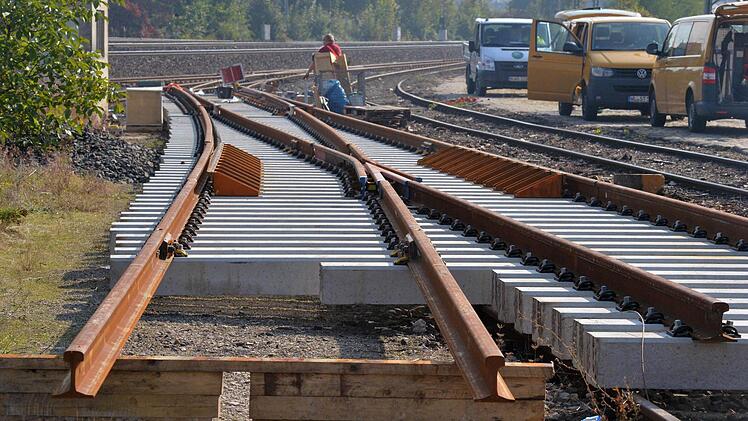 Welche Ausbau-Variante ist die beste? Bamberg steht eine fundamental Weichenstellung für die Zukunft bevor. Unser Bild enstand am Dienstag bei Arbeiten am Bamberger Gleisnetz.   Foto: Ronald Rinklef