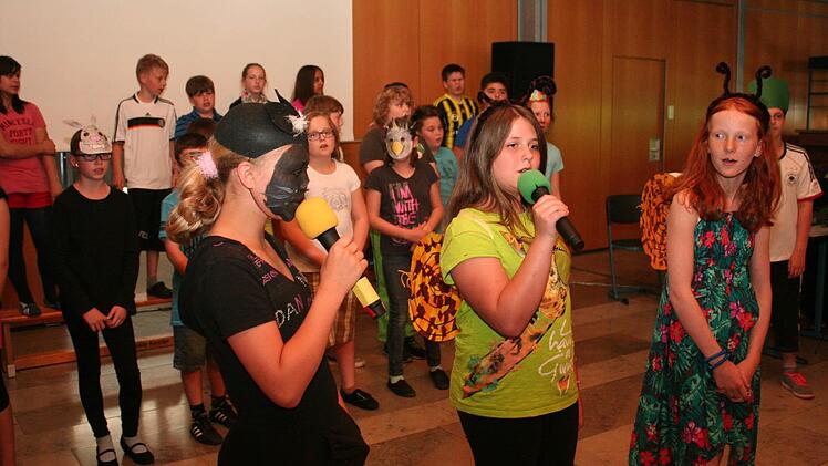 Das "Schnecken-Musical" stammt aus der Feder von Lehrerin Beate Dörres-Ehbauer. Zur Aufführung brachten es die Schüler der fünften und sechsten Klassen. Foto: Evi Seeger