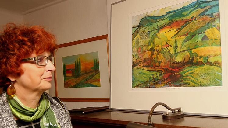 Gerda Birken mit ihrer Radierung "Steigerwald".