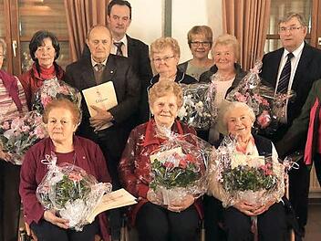 Margarete Reichel, Gertrud Habermann, Johann Habermann, Stefan Arnold, Elisabeth Ritter, Waltraud Reichel, Katharina Singer, Präses Pfarrer Werner Wolf, Diözesansekretärin Maria Gerstner; sitzend Renate Lang, Berta Maier sowie Annemarie Grießinger bei der Ehrung (v.l.) Foto: Franz Galster