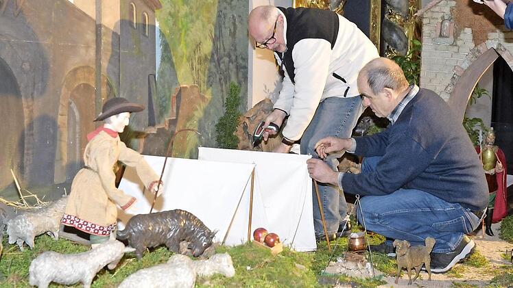 Das Krippenteam der Oberen Pfarre beim Aufbau der Szenerie für Christi Geburt und Heilige Nacht. Foto: Ronald Rinklef
