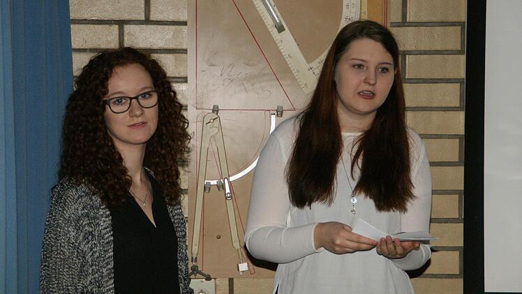 Alina Raab (rechts) und Franziska Kram machten im vergangenen Jahr ihren Abschluss an der Berufsfachschule für Ernährung und Versorgung in Haßfurt und studieren jetzt an der Fachakademie in Triesdorf. Über den Weg zum "Staatlich geprüften Betriebswirt für Ernährungs- und Versorgungsmanagement" informierten sie an ihrer ehemaligen Schule.  Foto: Sabine Weinbeer