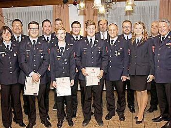 Pascal Rudolph, Sabrina Dressel und Lukas Hackl (mit Urkunde vorne von links) wurden mit der Ehrennadel in Bronze der Jugendfeuerwehr des Landkreises Coburg ausgezeichnet, andere Kameraden wurden an diesem Abend geehrt. Foto: Michael Stelzner