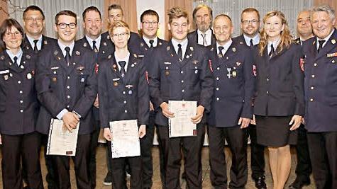 Pascal Rudolph, Sabrina Dressel und Lukas Hackl (mit Urkunde vorne von links) wurden mit der Ehrennadel in Bronze der Jugendfeuerwehr des Landkreises Coburg ausgezeichnet, andere Kameraden wurden an diesem Abend geehrt. Foto: Michael Stelzner
