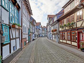 In der Krummen Straße lehnen sich liebevoll restaurierte Fachwerkhäuser aneinander.