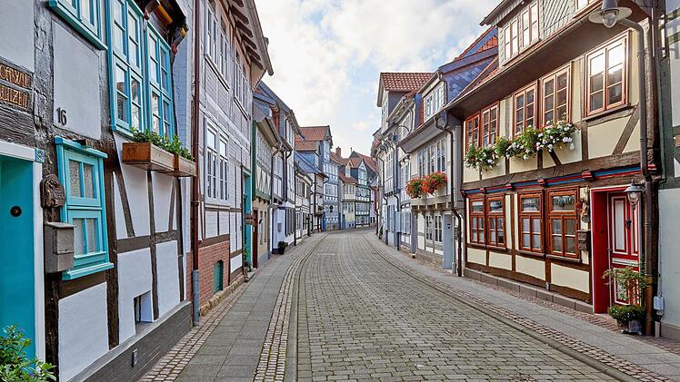 In der Krummen Straße lehnen sich liebevoll restaurierte Fachwerkhäuser aneinander.