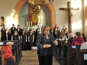 Kathryn Duffy, Chorleiterin (vorne), mit dem Chor in der Kirche St. Maria in Schney Foto: Birgit Kunig