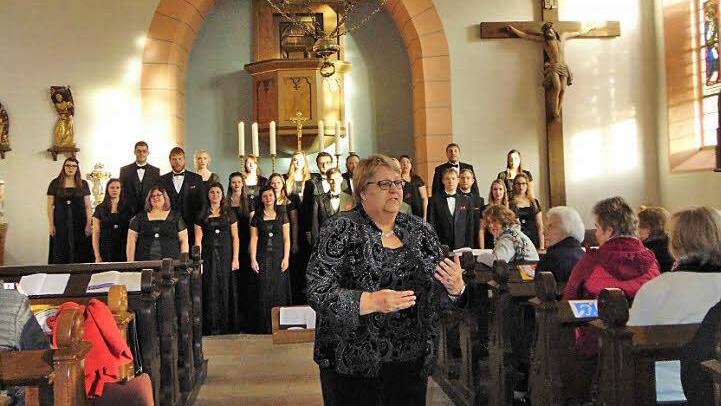 Kathryn Duffy, Chorleiterin (vorne), mit dem Chor in der Kirche St. Maria in Schney Foto: Birgit Kunig