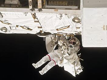 Ein Astronaut beim"Weltraumspaziergang" an der ISS. Foto: Nasa