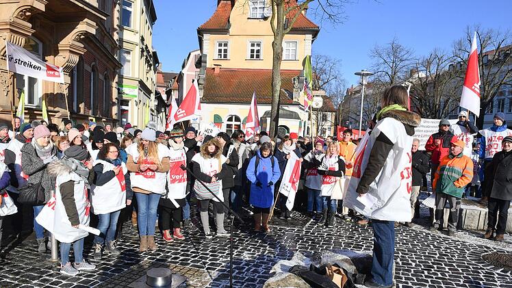 Etwa 300 Menschen kamen zur Abschlusskundgebung der Verdi an der Promenade zusammen.Ronald Rinklef