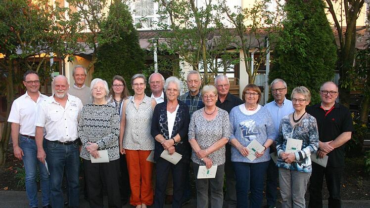 Langj&auml;hrige Mitglieder der Sektion Coburg des Deutschen Alpenvereins konnte Vorsitzender Thomas Engel (links) im Rahmen der Hauptversammlung ehren. Martin Rebhan