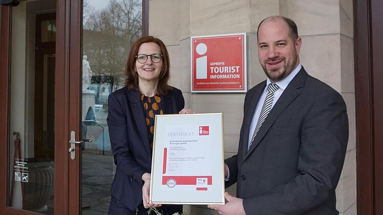 Sylvie Thormann, Kurdirektorin und Gesch&auml;ftsf&uuml;hrerin der Bayer. Staatsbad Bad Kissingen GmbH, und Timo Tully, Leiter der Abteilung G&auml;steservice der Bayer. Staatsbad Bad Kissingen GmbH, freuen sich &uuml;ber die Auszeichnung i-Marke. Foto: Daniel Scheublein/Bayer. Staatsbad Bad Kissingen GmbH_