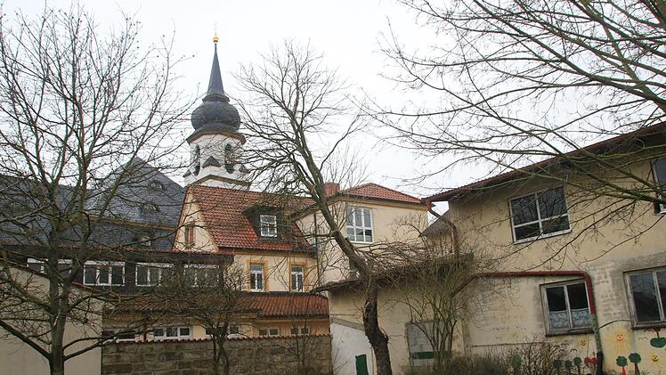 Zu dem rund 3000 Quadratmeter großen Neuner-Areal in der Ebensfelder Ortsmitte gehört auch ein Gartengrundstück, das ins Nutzungskonzept mit aufgenommen werden soll. Foto: Matthias Einwag