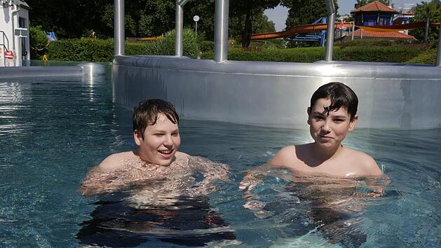 Max (mit Freund Florian): "Das ist f&uuml;r uns endlich mal eine  Abwechslung, weil wir bis zu den Sommerferien so wenig Schule und so viel  Freizeit haben. Im Freibad haben wir mal mehr Spa&szlig; und den Tag ganz anders  genie&szlig;en." Foto: Manja von Nida