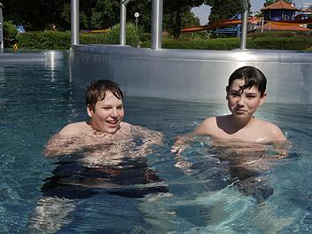 Max (mit Freund Florian): "Das ist für uns endlich mal eine  Abwechslung, weil wir bis zu den Sommerferien so wenig Schule und so viel  Freizeit haben. Im Freibad haben wir mal mehr Spaß und den Tag ganz anders  genießen." Foto: Manja von Nida