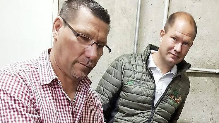 Wolfgang Aust (links) und Thilo Jungkunz haben das Innenleben des Hackschnitzelheizwerkes komplett umgestaltet.