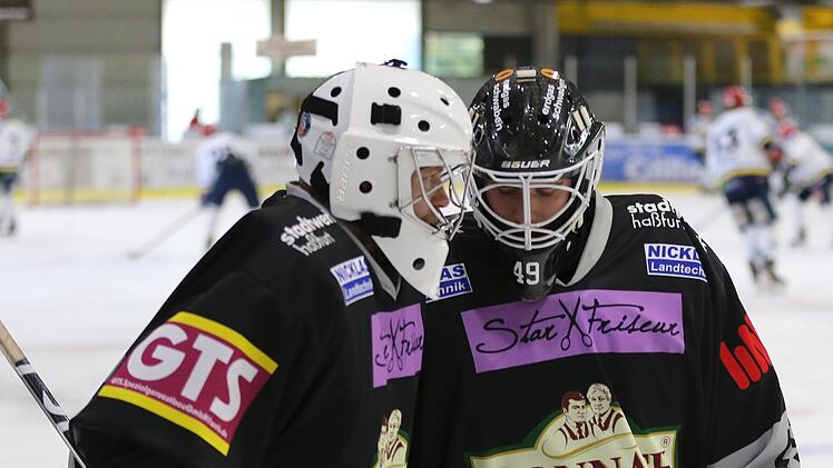 Corona macht es möglich beziehungsweise notwendig: Bereits im Januar sind die Vorbereitungen bei den Haßfurter "Hawks" für die Saison 2021/22 angelaufen. Die beiden Torhüter Timo Jung (links) und Nicolas Hetzel bleiben dem Verein schon einmal erhalten.  Foto: Ralf Naumann