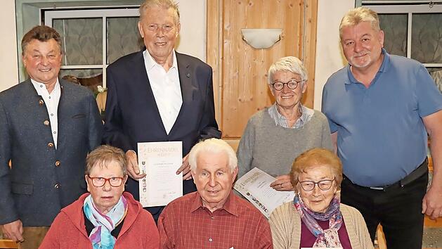 Die Mitglieder, die f&uuml;r 40 und 50 Jahre Mitgliedschaft geehrt wurden, freuen sich mit Vorsitzendem Heiz Petterich (links) und Zweitem Vorsitzenden J&ouml;rg Jetter (rechts).