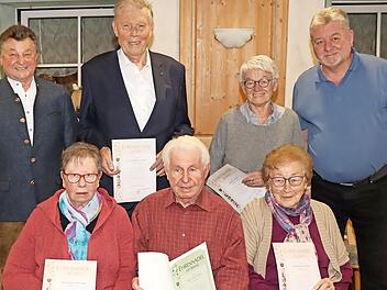 Die Mitglieder, die für 40 und 50 Jahre Mitgliedschaft geehrt wurden, freuen sich mit Vorsitzendem Heiz Petterich (links) und Zweitem Vorsitzenden Jörg Jetter (rechts).