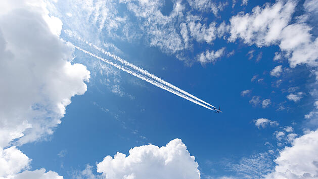 Passagierflugzeug mit Kondensstreifen