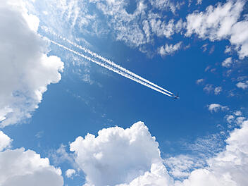 Passagierflugzeug mit Kondensstreifen