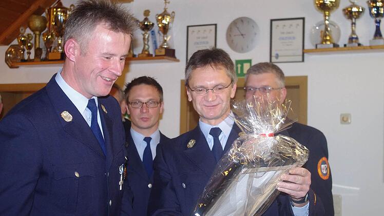 Der langjährige Fähnrich Wolfgang Grebner (links) erhielt von Zweitem Vorsitzenden eine Urkunde und ein Erinnerungsgeschenk. Mit im Bild  Kommandant Hilmar Engelhardt und Vorsitzender Heinrich Förtsch.