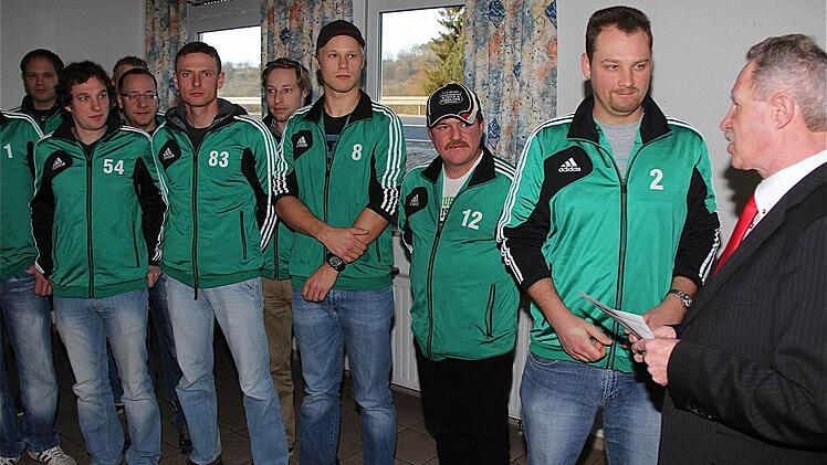 Bürgermeister Reinhard Hallhuber (rechts) gratulierte der Fußballmannschaft des TSV Euerdorf zum Aufstieg in die A-Klasse.
