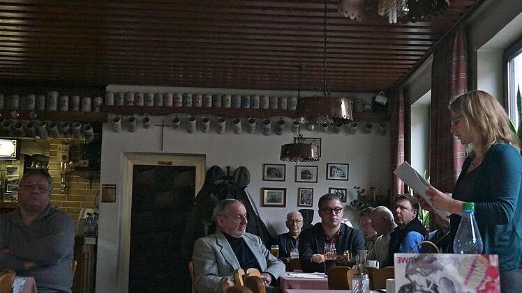 Ortsbeauftragte Elisabeth Assmann in der Diebacher Bürgerversammlung.