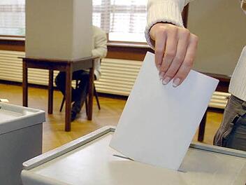 Auch die Politik ist nicht gefeit vor Manipulation aus dem Netz. Wahlen werden immer mehr über die sozialen Medien beeinflusst und manipuliert. Ein Sicherheitsforscher gibt auf der IT-Messe CeBIT Tipps, wie man sich dagegen schützt. Foto: Federico Gambarini dpa/lnw