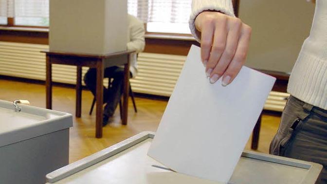 Auch die Politik ist nicht gefeit vor Manipulation aus dem Netz. Wahlen werden immer mehr über die sozialen Medien beeinflusst und manipuliert. Ein Sicherheitsforscher gibt auf der IT-Messe CeBIT Tipps, wie man sich dagegen schützt. Foto: Federico Gambarini dpa/lnw