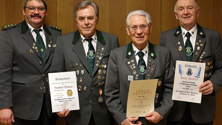 Tragende Säulen des Vereins (von links): Schützenmeister Michael Meindl, Gottfried Mehling (Gold mit Lorbeerkranz), Kurt Kolb und Anton Friedrich (beide 60 Jahre Mitgliedschaft). Foto: Werner Vogel