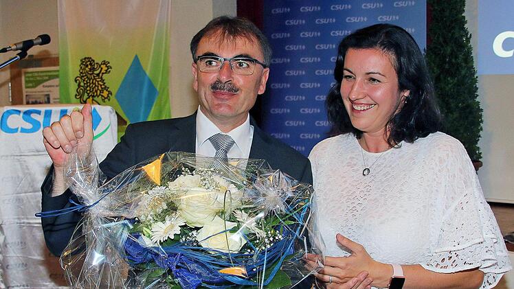 Bürgermeister Harald Hofmann bedankte sich bei Schirmherrin Dorothee Bär. Foto: Dieter Britz