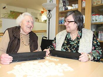 Zwei, die sich gut verstehen: Irmgard Mayr freut sich auf die gemeinsamen Spielenachmittage mit Roswitha Jersch (rechts). Foto: Dagmar Besand