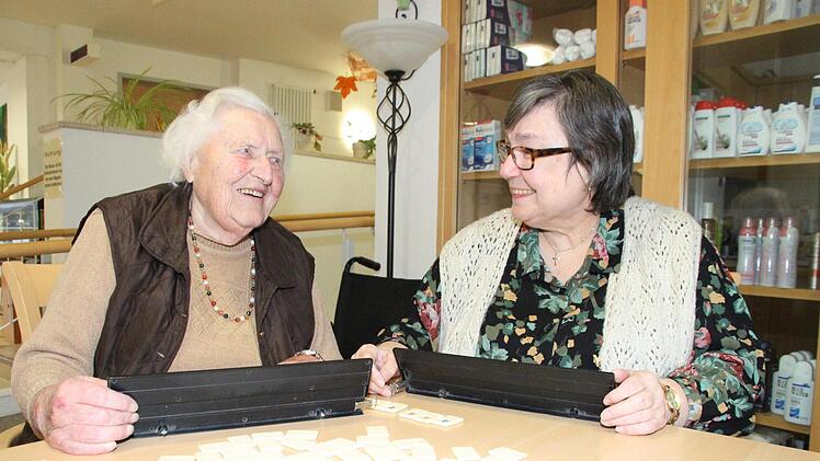 Zwei, die sich gut verstehen: Irmgard Mayr freut sich auf die gemeinsamen Spielenachmittage mit Roswitha Jersch (rechts). Foto: Dagmar Besand