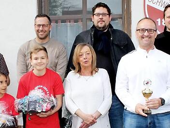Ehrungen beim TV Schwürbitz mit Vorsitzendem Bernhard Härtel (rechts) und der Ehrenvorsitzenden Marion Fleischmann (Fünfte von rechts) Foto: Horst Habermann