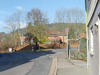 Es wird bei der Trassenführung über die bestehende Staatsstraße 2201 Richtung Welitsch bleiben. Das Haus Nummer 10 rechts im Bild wird abgerissen und die Straßenführung kann verbreitert werden. Im Hintergrund die Bahnunterführung, die von 3,60 Meter auf 4,50 Meter Durchfahrtshöhe erhöht werden soll.  Foto: K.- H. Hofmann