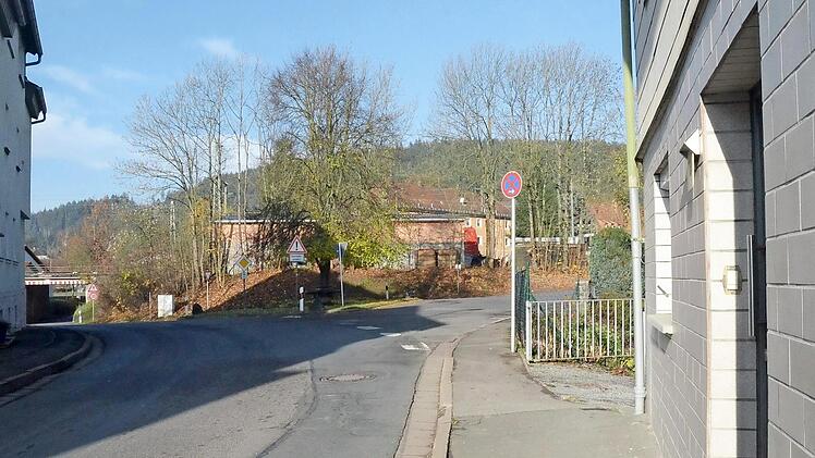 Es wird bei der Trassenführung über die bestehende Staatsstraße 2201 Richtung Welitsch bleiben. Das Haus Nummer 10 rechts im Bild wird abgerissen und die Straßenführung kann verbreitert werden. Im Hintergrund die Bahnunterführung, die von 3,60 Meter auf 4,50 Meter Durchfahrtshöhe erhöht werden soll.  Foto: K.- H. Hofmann