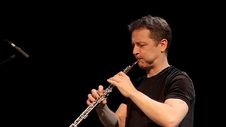 Solo-Oboist Bernhard Forster und Kapellmeister Paul Willot-Förster am Flügel interpretieren Musik von Benjamin Britten in der Coburger Reithalle.Screenshot/Video Martin Trepl