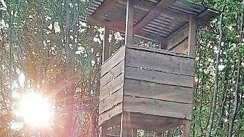 Einer der neuen Hochsitze, die die Gemeinde für die Eigenjagd neu gebaut hat.