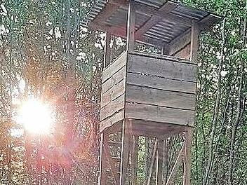 Einer der neuen Hochsitze, die die Gemeinde f&uuml;r die Eigenjagd neu gebaut hat.