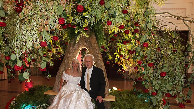 In den kunstvoll dekorierten  Sälen des Regentenbaus feierten und tanzen die Besucher beim Rosenball. Foto: Werner Vogel