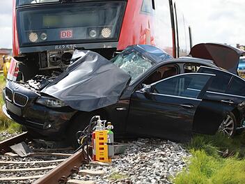 Unfall in Dietersheim - Auto kollidiert mit Zug