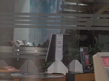 Polizei durchsucht Sparkasse nach Millionen-Coup