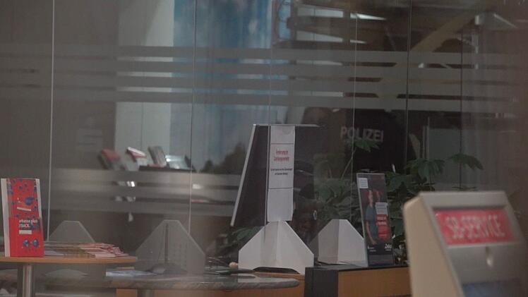 Polizei durchsucht Sparkasse nach Millionen-Coup