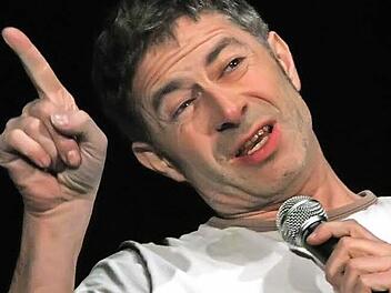 "Deutscher Humor ist wie englischer Handball! Gibt's net", behauptet Rolf Miller.  Fotos: Josef Hofbauer