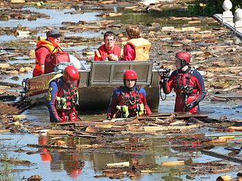 Helfer evakuieren am 05.06.2013 in Deggendorf eine Bewohnerin eines vom Hochwasser eingeschlossenen Hauses. Foto: dpa