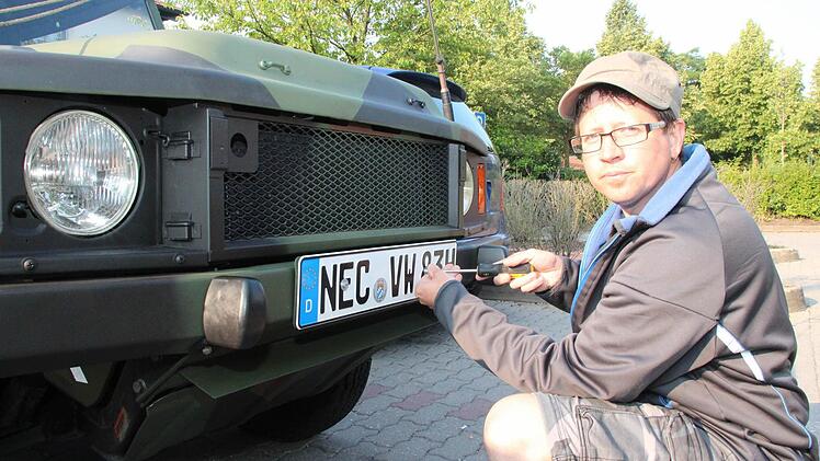 War der Einzige, der noch schrauben musste: Carsten Langguth aus Wildenheid hat seinen VW-Iltis auf "NEC" umgemeldet.